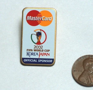 FIFA Corea Japón 2002 Copa Mundial de Fútbol patrocinador oficial tarjeta maestra botón pin - Imagen 1 de 2