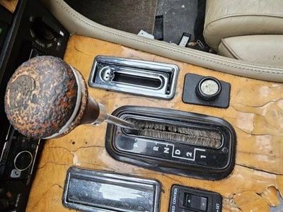 1991 JAGUAR XJS AUTOMATIC SHIFTER ASSEMBLY: SHIFT KNOB WORN (BEZEL SOLD SEPERARE - Image 1 of 4