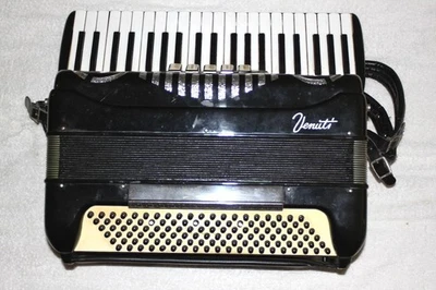 Acordeón de piano vintage hecho en Italia Venuti 5 interruptores de registro con estuche rígido Foto 1 de 4