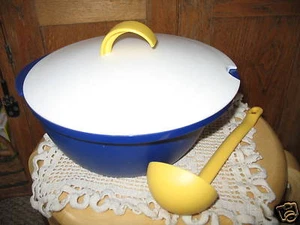 TAZÓN PARA SERVIR TUPPERWARE, AZUL CON TAPA BLANCA CUCHARÓN AMARILLO - Imagen 1 de 1