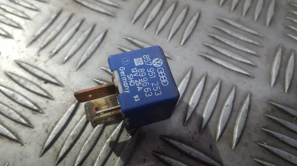 Volkswagen Golf 1994 Relay module 857951253, 899663 #388715-38 - Изображение 1 из 1
