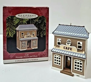 Hallmark Keepsake Adorno de Navidad 1997 Café - Casas y Tiendas Nostálgicas - Imagen 1 de 6