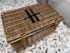 Medium Harrods Wicker Picnic Hamper Basket Storage With Lining NEW - Picture 1 of 8