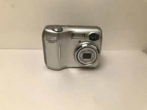 Nikon COOLPIX 3200 3,2 MP Digitalkamera silber getestet - Bild 1 von 2