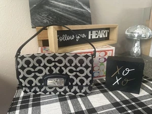 Borsa a mano Coach Kristin nera/bianca logo C tela/pelle a scatto da polso usata in ottime condizioni-come nuova - Foto 1 di 17