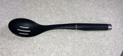 Kitchenaid Cuchara para servir ranurada de plástico de nailon negro - 13,5 pulgadas Foto 1 de 3