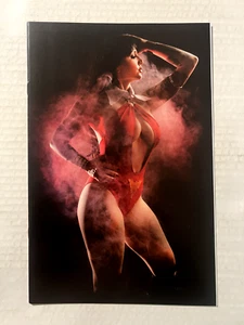 VAMPIRELLA #1 VIRGIN COSPLAY PHOTO COVER DYNAMITE ENTERTAINMENT 2019 - Picture 1 of 6
