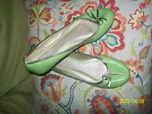 NWT Ollio Green w/ Gold Trim Ballet Flat Shoes Cushioned Comfort Slip On 7M/36 - Picture 1 of 12