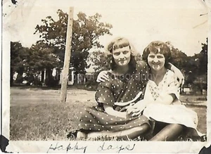 20th CENTURY WOMEN Vintage SMALL FOUND FAMILY PHOTO Original BLACK+WHITE 55 56 X - Picture 1 of 1