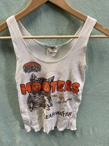 Chaleco Hooters Clearwater 25 Aniversario Muy Manchado Talla Pequeña - Imagen 1 de 5
