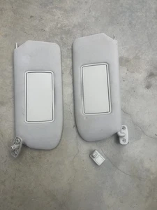 Nissan Sentra 2007-2012 parasol izquierdo y derecho gris con 1 clip de visera OEM - Imagen 1 de 2