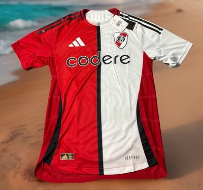 ADIDAS RIVER ПЛАСТИНА ПОДЛИННЫЙ ФУТБОЛ ДЖЕРСИ МУЖСКОЙ РАЗМЕР МАЛЕНЬКИЙ $150 БЕЛЫЙ КРАСНЫЙ IV8190 - Изображение 1 из 4