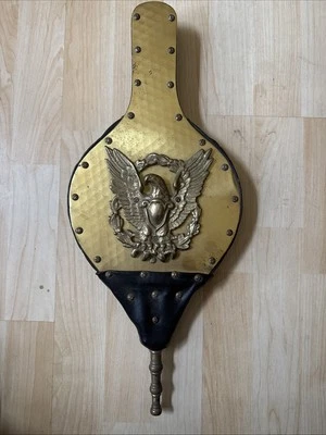 Fuelle de chimenea vintage de latón y madera con emblema de águila enchapado en latón funciona Foto 1 de 4