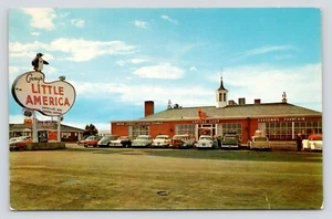 Postal de Covery the Penguin Little America Motor Lodge Motel años 50 autos Wyoming - Imagen 1 de 2
