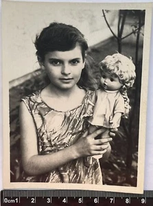 Altes Foto süße Kinder, charmantes attraktives Mädchen mit der Puppe - Bild 1 von 3