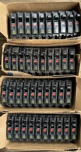 NEU Square D QO 20 Amp 1-polig Anschraub-Leistungsschalter/4 Boxen mit 10 Schutzschaltern - Bild 1 von 1