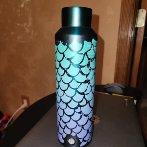 Starbucks 2025 Purple Teal Mermaid Scales 20oz Vacuum Insulated SS Water Bottle - Bild 1 von 6