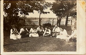 Foto postal real vintage de sandía de la gente comiendo sandía c1910 RPPC - Imagen 1 de 9
