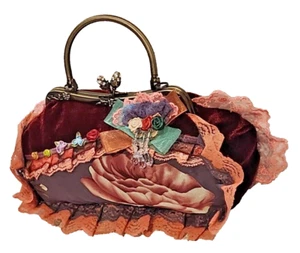 April Cornell Handtasche burgunderrot Samt & Spitze Stoff mit Strass Metallgriff - Bild 1 von 10