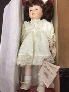 Muñecas de colección Bradley's HILLARY con soporte nuevas en caja con certificado de autenticidad D-264 - Imagen 1 de 6