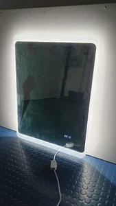 Spiegel mit LED Randbeleuchtung, Uhr, Antibeschlag, 60 x 80 cm - Bild 1 von 5