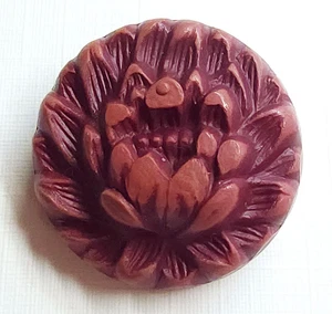 Vintage realistische Chrysantheme tief geschnitzt Pflaume Rose Zelluloid Blume Knopf 7/8" - Bild 1 von 3