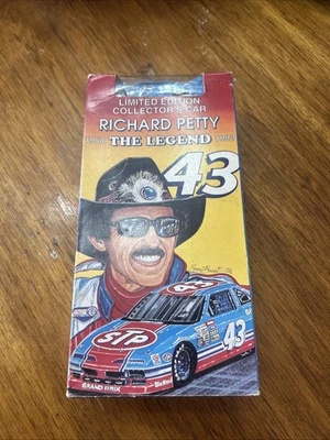 Richard Petty Edición Limitada Coche de Coleccionista y Juego de Cinta VHS 1992 Coche Sellado Foto 1 de 4