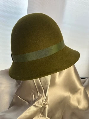 Sombrero de lana verde oliva vintage Yves Saint Laurent para mujer con cinta Foto 1 de 4