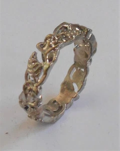 NEW FASHION JEWELRY FLORAL DESIGN COSTUME BAND RING SIZE 7 SILVERTONE - Picture 1 of 2