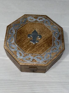 Wood Box Fleur de Lis Octagon Metal Keepsake Jewelry Storage Treasure Home Decor - Foto 1 di 13