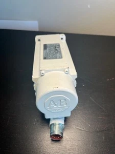 Allen Bradley VPF-B0753M-PJ12AF Food Grade Servo Motor Kinetix 1.05HP 8000RPM - Picture 1 of 5