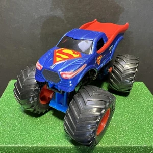 Spin Master Monster Jam Superman Truck Wheelie Bar Nuevo 1:64 - Imagen 1 de 7