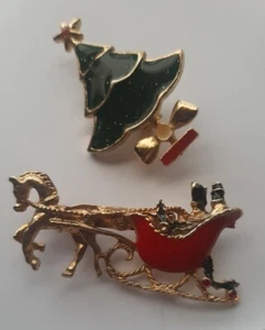 Vtg Christmas Brooch Horse Drawn Sleigh & Christmas Tree Enameled 2" L - Picture 1 of 8