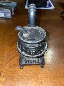 Vintage Topf Bauch Herd mit Deckel 5 Zoll Miniatur Gusseisen Verkäufer Probe Puppe - Bild 1 von 3