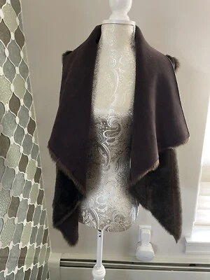 Chaleco reversible de piel sintética/gamuza sintética Bebe para mujer dobladillo abierto frente pequeño Foto 1 de 4