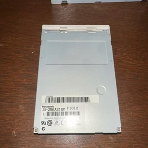 Panasonic JU-256A216P 3,5" Diskettenlaufwerk 5500962 - beige Blende - Bild 1 von 4