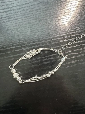  Pulsera de plata con pequeños latidos Foto 1 de 3