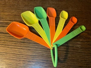 Vintage Tupperware verschachtelte Messlöffel 7er Set plus D-Ring gelb grün gelb - Bild 1 von 10