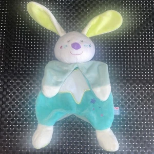 CA6 DOUDOU PLAT SUCRE D’ORGE LAPIN BLEU BLANC VERT ETOILES 32CM COMME NEUF - Picture 1 of 4
