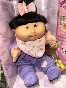 Cabbage Patch Kinder Puppe Mädchen Play along asiatisch mit schwarzen Haaren - Bild 1 von 5