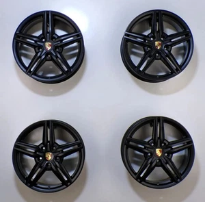 7P5601025AG Porsche Cayenne Felgen 8,5Jx19 Et 59 Schwarz Matt mit Nabenkappen - Bild 1 von 8