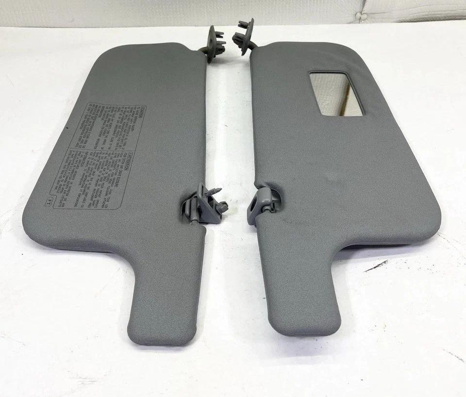 Par de clips de pantalla de vinilo gris parasol Toyota Rav4 1996-2000 incluidos Foto 1 de 4