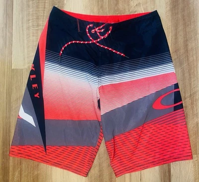 Baúles Oakley talla 28 rojos negros y grises Foto 1 de 4