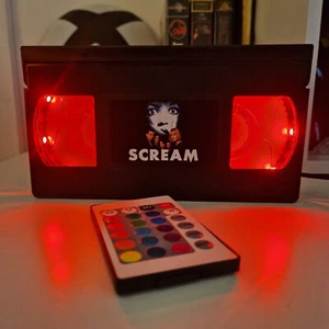 Scream Ghostface USB LED VHS Cinta Lámpara Regalo Cumpleaños Luz Retro Película de Terror - Imagen 1 de 14