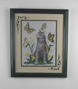 Quadro Ricamato Puntocroce Gatto Soriano Farfalle Arte Punto Croce Arredamento - Imagen 1 de 1