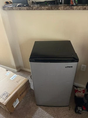 Magic Chef 3,5 Cu. Mini nevera de pies (HMBR350SE) - recogida local en Phoenix Foto 1 de 3