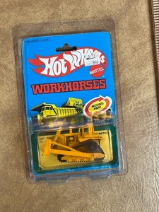 Hot Wheels Workhorses No. 1983 Bulldozer CAT 1172 nuevo en paquete - Imagen 1 de 11