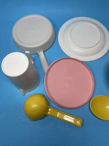Lot Vintage Fisher Price Kitchen Toys Pans Lids Platter Pitcher Ladle Spoon - Picture 1 of 12