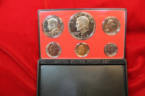 1973-S U.S. 6-COIN PROOF CLAD  SET,  NO PACKAGING,  IN MINT CASE LENSE Cover