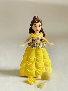 DISNEY PRINCESS (stile Polly Pocket) 3,5" con vestiti in gomma - Belle MATTEL - Foto 1 di 3